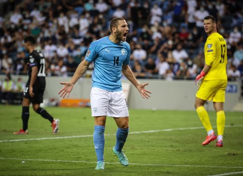 Shon Weissman marcó su primer gol con la camiseta de la selección israelí. (Oz Moalem) Shon Weissman marcó su primer gol con la camiseta de la selección israelí.