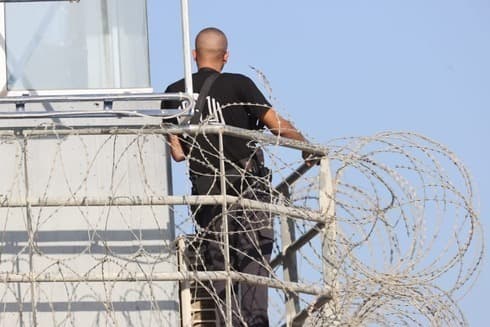 Un guardia de seguridad en la cárcel de Gilboa tras la fuga de los terroristas. (Gil Nechushtan) Un guardia de seguridad en la cárcel de Gilboa tras la fuga de los terroristas.