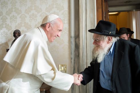 El Papa Francisco se reúne con el rabino jasídico israelí Adin Even-Israel Steinsaltz. (AFP) El Papa Francisco se reúne con el rabino jasídico israelí Adin Even-Israel Steinsaltz.