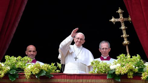 El Papa Francisco da un sermón en el Vaticano.