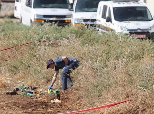Un policía con la ropa que supuestamente pertenece a los fugitivos.