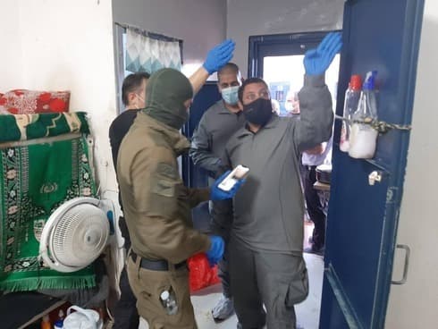 Policías israelíes revisan la celda de los fugitivos. (Servicio Penitenciario de Israel) Policías israelíes revisan la celda de los fugitivos.
