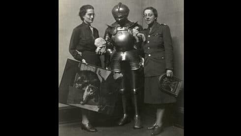 Edith Standen y Rose Valland en el punto de recogida central de Wiesbaden, Alemania. (JTA) Edith Standen y Rose Valland en el punto de recogida central de Wiesbaden, Alemania.