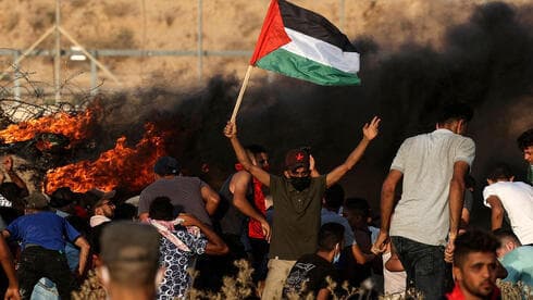 Militantes palestinos participan de los disturbios de acoso a Israel en la frontera. (AFP) Militantes palestinos participan de los disturbios de acoso a Israel en la frontera.