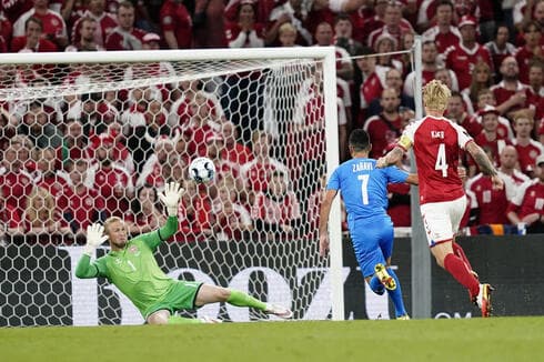 El israelí Zahavi convierte cuando el partido estaba 0-0, pero el gol fue anulado por posición adelantada. (Reuters) Dinamarca Israel Zahavi
