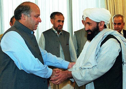 El entonces primer ministro pakistaní, Nawaz Sharif, recibe al entonces ministro de Relaciones Exteriores afgano mulá Mohammad Hassan Akhund (der.) en Islamabad en 1999. (AFP) El entonces primer ministro pakistaní, Nawaz Sharif, recibe al entonces ministro de Relaciones Exteriores afgano mulá Mohammad Hassan Akhund (der.) en Islamabad en 1999.