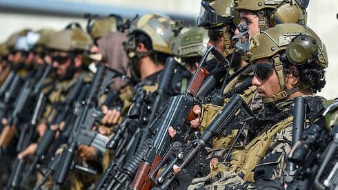 Combatientes talibanes después de tomar el control del aeropuerto de Kabul la semana pasada. (AFP) Combatientes talibanes después de tomar el control del aeropuerto de Kabul la semana pasada.