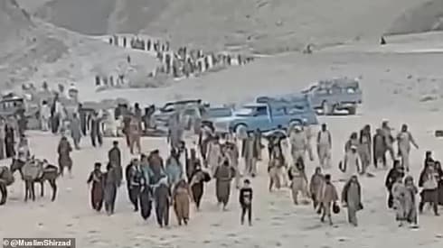 Afganos que intentaron huir del país a través de la frontera con Pakistán a principios de esta semana. 