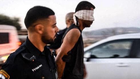 Policía israelí captura al notorio comandante terrorista Zakaria Zubeidi que escapó el lunes. (AFP) La policía israelí captura al notorio comandante terrorista Zakaria Zubeidi que escapó el lunes.