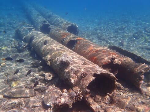 Residuos pesados en el fondo del mar. (Ombri Omasi/Autoridad de Naturaleza y Parques de Israel) Desechos en la Bahía de Eilat.