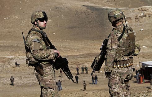 Soldados estadounidenses observan mientras se destruyen los campos de opio de los talibanes.