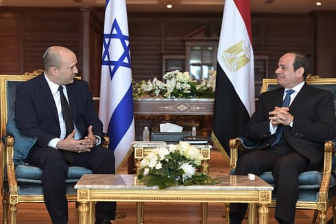 El encuentro entre el primer ministro israelí Naftali Bennett y el presidente egipcio Abdelfattah El-Sisi. (GPO) El primer ministro Naftali Bennett y el presidente egipcio Abdel Fattah el-Sisi se reúnen el lunes en el balneario de Sharm el-Sheikh, en la costa del Mar Rojo.