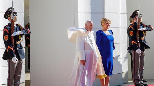 El papa Francisco llega para reunirse con la Presidenta de Eslovaquia, Zuzana Caputova.