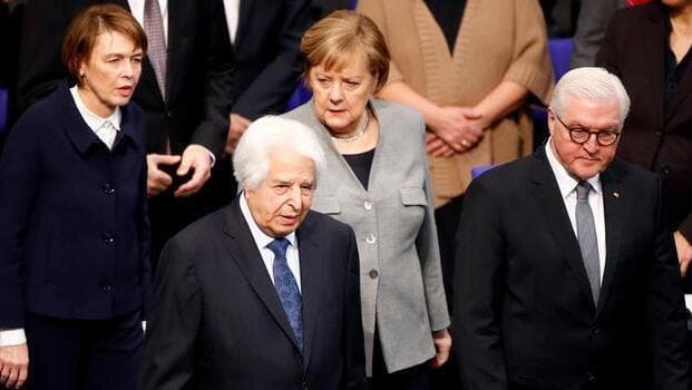 Saul Friedlander, la canciller Angela Merkel, el presidente Frank-Walter Steinmeier y su esposa Elke Buedenbender en el servicio de conmemoración de las víctimas de la dictadura nazi en el Reichstag en 2019. (Reuters) Saul Friedlander, la canciller Angela Merkel, el presidente Frank-Walter Steinmeier y su esposa Elke Buedenbender en el servicio de conmemoración de las víctimas de la dictadura nazi en el Reichstag en 2019.