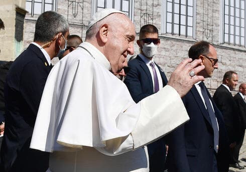 El papa Francisco saluda a la multitud.