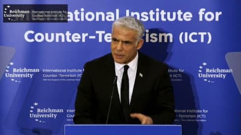 El canciller Yair Lapid durante su discurso en la conferencia del Instituto Internacional para la Lucha contra el Terrorismo en la Universidad Reichman en Herzliya. (Go-Live) El canciller Yair Lapid durante su discurso en la conferencia del Instituto Internacional para la Lucha contra el Terrorismo en la Universidad Reichman en Herzliya