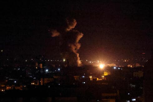 Columna de humo tras un ataque de las FDI en Gaza. 