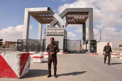 Fuerzas de seguridad palestinas en el cruce Rafah entre Gaza y Egipto.