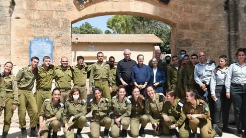 Herzog y Gantz presentaron el proyecto en una base militar. 
