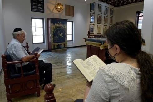 Ebrahim Nonoo, líder de la comunidad judía en Bahrein, reza en la sinagoga de Manama. (AFP) Ebrahim Nonoo, líder de la comunidad judía en Bahrein, reza en la sinagoga de Manama.