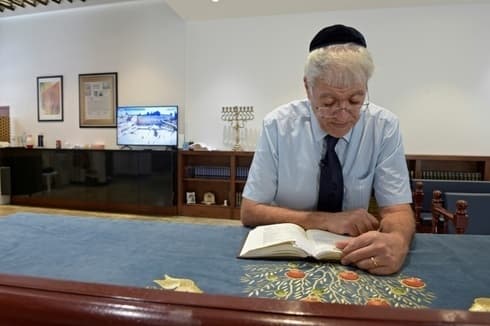 Ebrahim Nonoo reza en la sinagoga de Bahrein. 