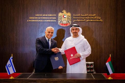 El ministro de Relaciones Exteriores, Yair Lapid, junto a su homólogo emiratí, Abdullah bin Zayed al-Nahyan. 