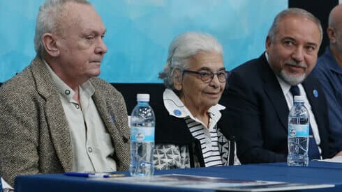 Nudel con el líder de Yisrael Beytenu, Avigdor Liberman, en una conferencia en 2017. 