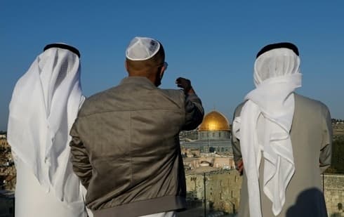 Un guía turístico israelí con dos visitantes emiratíes en Jerusalem. 