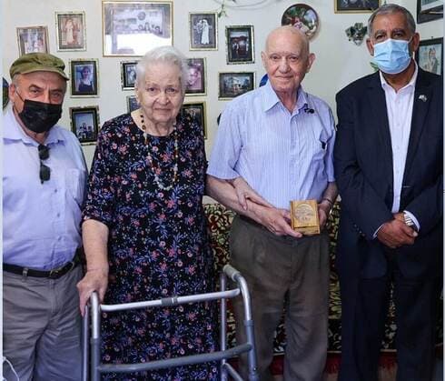 Mijael Sidko y su esposa junto al presidente de la Knesset, Mickey Levy (derecha), y el presidente del Centro para el Recuerdo del Holocausto de Babi Yar, Natan Sharansky (izquierda). (Centro para el Recuerdo del Holocausto de Babi Yar) Mijael Sidko y su esposa junto al presidente de la Knesset, Mickey Levy (derecha), y el presidente del Centro para el Recuerdo del Holocausto de Babi Yar, Natan Sharansky (izquierda).