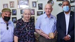 Mijael Sidko y su esposa junto al presidente de la Knesset, Mickey Levy (derecha), y el presidente del Centro para el Recuerdo del Holocausto de Babi Yar, Natan Sharansky (izquierda).
