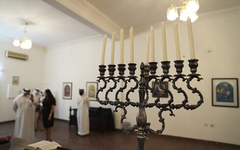 Candelabro de nueve brazos, utilizado para la fiesta de Janucá, en la sinagoga de Manama. (AP) Candelabro de nueve brazos, utilizado para la fiesta de Janucá, en la sinagoga de Manama.