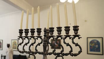 Candelabro de nueve brazos, utilizado para la fiesta de Janucá, en la sinagoga de Manama. 