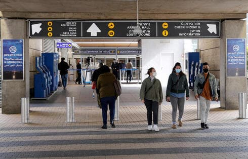 Lapid: “la posibilidad de viajar y visitar el mundo es la base para asegurar los lazos entre los pueblos y los países". (AFP) Aeropuerto Ben Gurion