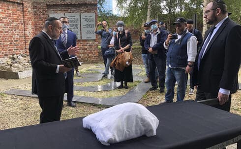 La comunidad judía de Varsovia celebra el funeral para la víctima del Holocausto no identificada. (AP ) La comunidad judía de Varsovia celebra el funeral para la víctima del Holocausto no identificada.
