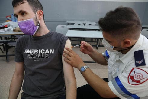 Más de 3 millones de israelíes se vacunaron contra el coronavirus con tres dosis. (AFP) Vacuna Coronavirus