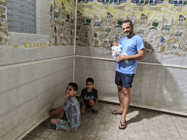 Toda la familia Pasha trabaja en la construcción de su suká en Givat Yeshayahu.