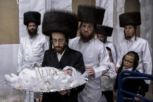 Tabersky lleva a su hijo de 30 días Yossef, el bisnieto del rabino principal de la dinastía jasídica Lelov, durante una ceremonia pidyon haben en Beit Shemesh, Israel. (AP) Tabersky lleva a su hijo de 30 días Yossef, el bisnieto del rabino principal de la dinastía jasídica Lelov, durante una ceremonia pidyon haben en Beit Shemesh, Israel.