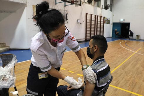 Aplicación de la tercera dosis de la vacuna contra el coronavirus en Holon. 
