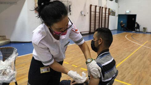 Aplicación de la tercera dosis de la vacuna contra el coronavirus en Holon. 