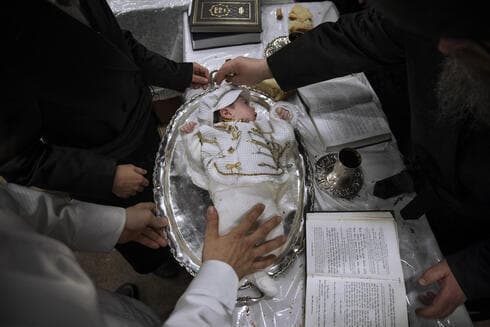 Yaakov Tabersky, a la izquierda, presenta a su primogénito Yossef en una bandeja de plata a los sacerdotes judíos de la dinastía jasídica Lelov. (AP) Yaakov Tabersky, a la izquierda, presenta a su primogénito Yossef en una bandeja de plata a los sacerdotes judíos de la dinastía jasídica Lelov.