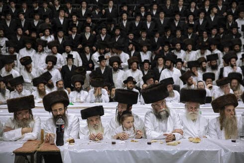 Miembros de la dinastía jasídica Lelov asisten a la ceremonia de pidyon haben del bisnieto de su rabino principal Aharon Biderman en Beit Shemesh, Israel. (AP) Miembros de la dinastía jasídica Lelov asisten a la ceremonia de pidyon haben del bisnieto de su rabino principal Aharon Biderman en Beit Shemesh, Israel.