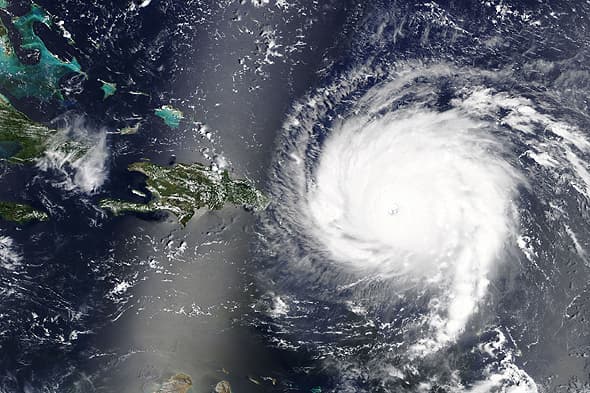 El huracán Irma dañó severamente los campos de naranjos, lo que elevó el costo del jugo de naranja. (NASA a través de Shutterstock) El huracán Irma dañó severamente los campos de naranjos, lo que elevó el costo del jugo de naranja.