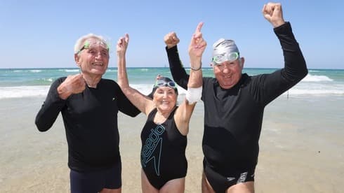 Moshe, Rina y Zvika, listos y felices de volver a cruzar el Mar de Galilea a nado. (Yariv Katz) Cruce Kineret