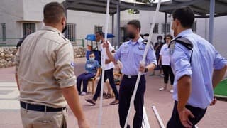 Soldados de la Fuerza Aérea construyen la Sucá. 