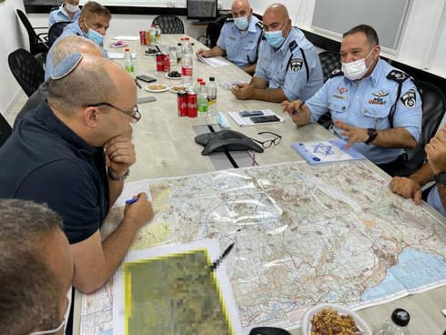 Reunión del primer ministro Bennett con miembros del Shin Bet, en medio de la búsqueda de los terroristas que se fugaron de una cárcel israelí. 