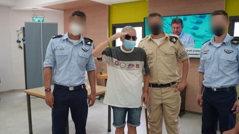 Michael Marenburg, residente del hogar, junto a los soldados de la Fuerza Aérea. (Eli Mandelbaum) Michael Marenburg, residente del hogar, junto a los soldados de la Fuerza Aérea.