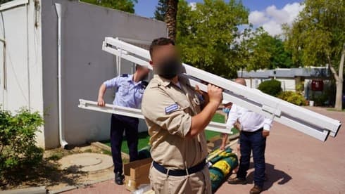 Construcción de la Sucá en el hogar geriátrico. 
