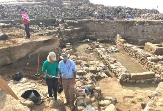 Investigadores de la Universidad de Santa Bárbara en el sitio de excavación. 
