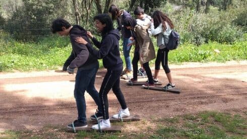 Un taller de desafíos de la naturaleza en el bosque Carmel para niños judíos y árabes. (Gentileza) Un taller de desafíos de la naturaleza en el bosque Carmel para niños judíos y árabes.