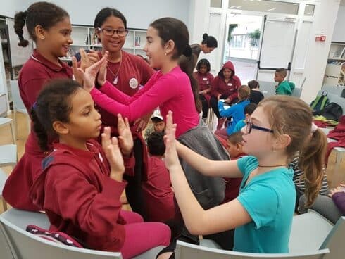 Niñas judías y árabes conociéndose en Nazaret. 